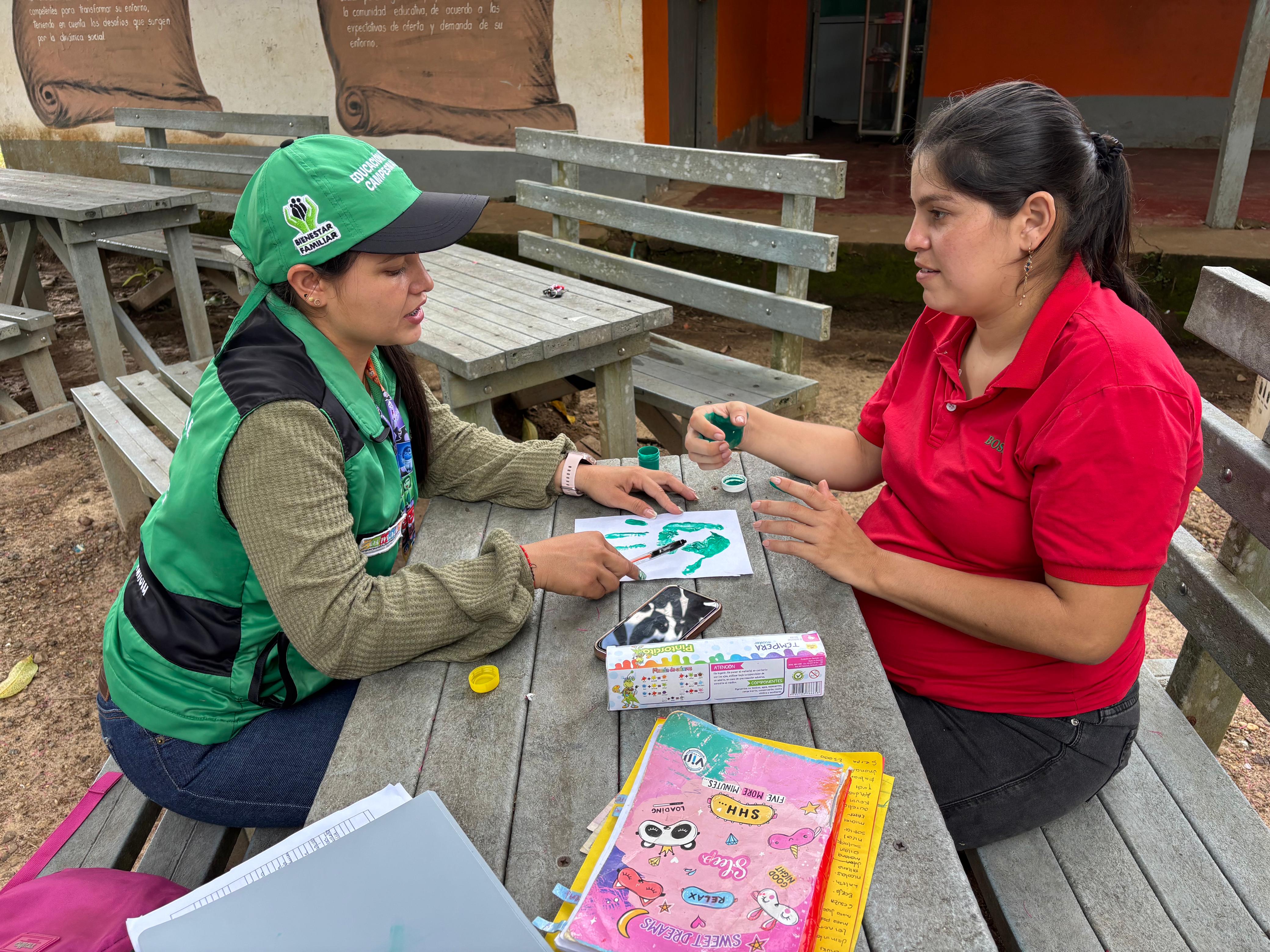 Educadora con mamá Forjar Para el Futuro